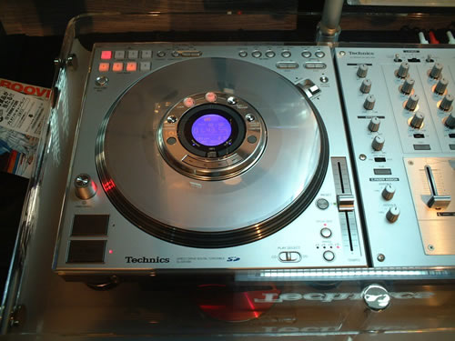 new-technics-zoom-in-dec